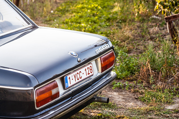 Oldtimerverhuur-wagen-BMW-2500-sedan-3.jpg